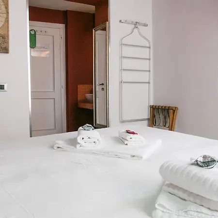 纳沃纳第一客房旅馆 4*