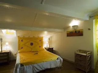 纳沃纳第一客房旅馆