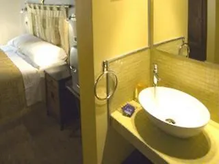 纳沃纳第一客房旅馆