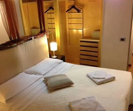 纳沃纳第一客房旅馆 4*